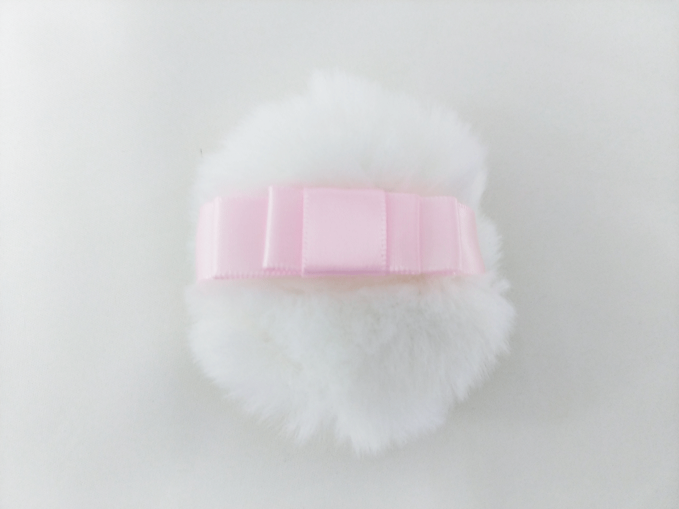 【数量限定】ボアパフ　直径約58mm材質：アクリル 毛足10mm生地色：白 リボン色：ピンク(D-163)化粧 メイク パフ パウダー フェイス ルース メンズ メンズコスメ 靴磨き 男性化粧品 化粧用具 OEM 製造 東京パフ