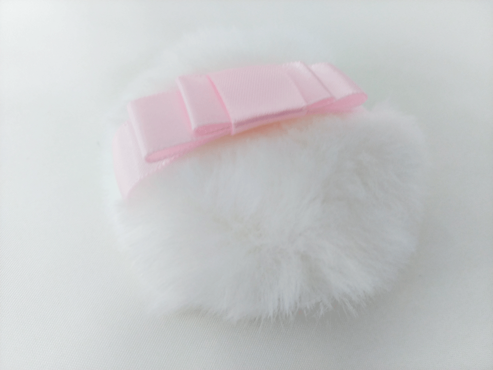 【数量限定】ボアパフ　直径約58mm材質：アクリル 毛足10mm生地色：白 リボン色：ピンク(D-163)化粧 メイク パフ パウダー フェイス ルース メンズ メンズコスメ 靴磨き 男性化粧品 化粧用具 OEM 製造 東京パフ