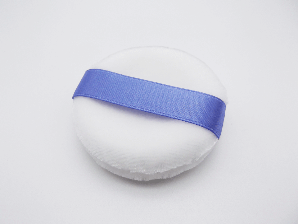 【日本製・数量限定】フェイスパウダー用パフ 直径約55mm材質:ポリエステル 毛足3mm生地色:白 リボ..