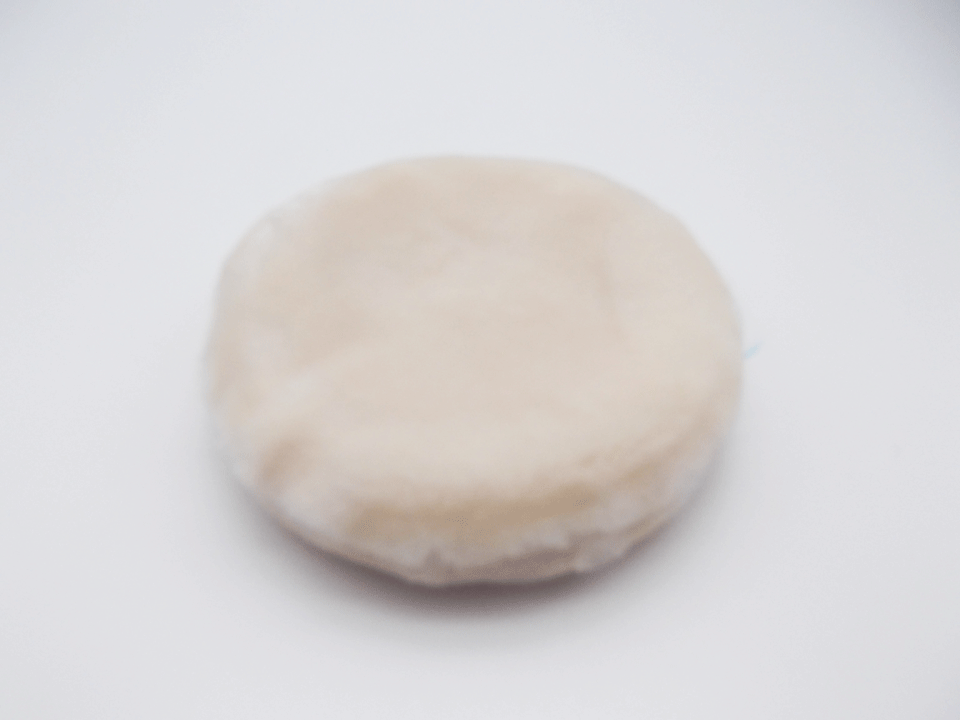 【日本製・数量限定・訳有品】フェイスパウダー用パフ1個リボンカット品　直径約70mm材質：ナイロン/ポリエステル毛足4.5mm 生地色：ベージュ(D-238)化粧 メイク パフ パウダー フェイス ルース メンズ メンズコスメ 靴磨き OEM 製造 東京パフ