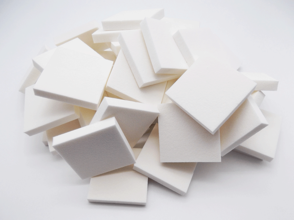 【業務用・使い捨て】テスター用ミニスポンジパフ48個材質：NBR(合成ゴム)サイズ：43mm x 43mm x 8mmカラー：白系　(F-266)化粧 テスター 使い捨て メイク パフ スポンジ メンズ メンズコスメ 男性 男性化粧品 化粧用具 OEM 製造 東京パフ