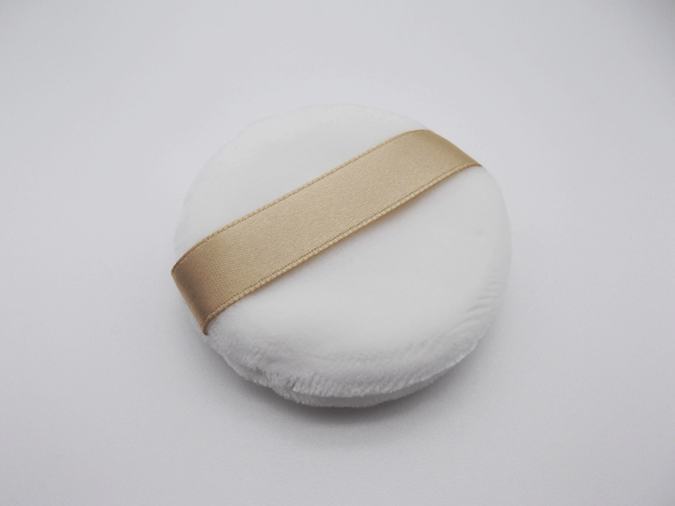 【日本製・数量限定】フェイスパウダー用パフ 直径約55mm材質ナイロン/ポリエステル 毛丈3mm生地色:白 リボン色:ゴールド (D-262)化粧 メイク パフ パウダー フェイス 靴磨き メンズ メンズコスメ 男性化粧品 化粧用具 OEM 製造 東京パフ