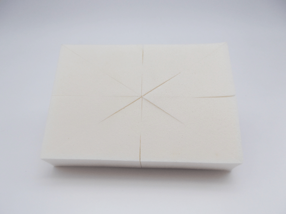 【訳有品・業務用・数量限定】カットスポンジ（8切）材質：NR(天然ゴム)　カラー：白サイズ：100mmx70mmx23mm(未使用時)50mmx25mmx23mm(カット後)(F-327)化粧 メイク メンズ メンズコスメ テスター 化粧用具 OEM 製造 東京パフ