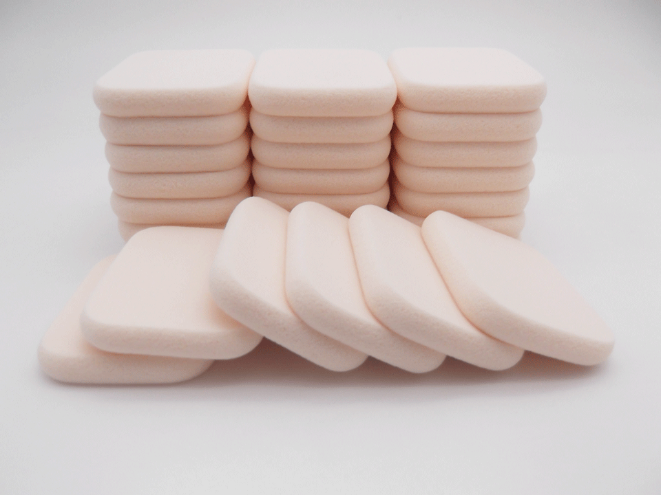 化粧用具の東京パフTOPページ お買得品 カテゴリページ 業務用・使い捨て・消耗品 カテゴリページ ファンデーション用スポンジ カテゴリページ フェイスパウダー用パフ カテゴリページ 環境対応・開発品 カテゴリページ よくあるご質問はこちら スポンジの硬度について 全ての商品はこちら その他のコンパクト用スポンジはこちらをご覧ください ファンデーション用スポンジ全般はこちらをご覧ください 【数量限定・日本製・業務用】化粧用スポンジパフ27個入52mm X 42mm X 厚み8mmカラー：薄ピンク　個包装なし硬度 FP34°(F-364) 安心の日本製。業務用にもご自宅用にもたっぷり使える、化粧用スポンジパフ27個入です。 柔らかくも程よく弾力のある硬度FP38°で、ファンデーションやパウダーがムラなく仕上がります。 水あり・水なし両用タイプで、使い勝手も抜群です。 ◆ 商品詳細 商品名： 化粧用スポンジパフ27個入　(F-364) サイズ： 縦52mm X 横42mm X 厚み8mm 入数： 27個入り（個包装なし） カラー： 薄ピンク系 硬度： FP34° (参考：硬度について) 水あり・水なし： 両用 材質： NBR（合成ゴム） 原産国： 日本製 ◆ 特徴・おすすめポイント 業務用としても便利な大容量27個入り。 日本製の高品質スポンジで、なめらかな肌あたり。 各種ファンデーションに対応。 使い捨て・ディスポーザブル用途にもおすすめ。 業務用・使い捨て・ディスポーザブル・テスター用・メイクアップアーティスト・ブライダルメイク・着物着付け・美容室・エステサロン、写真館、メイクアップ教室、イベントなどプロ現場でも多数採用 コンパクトに入れて使用される場合は、お手持ちのコンパクト収納部分のサイズ（縦・横・高さ）をよくご確認ください。 ◆ お手入れ方法 スポンジは常に清潔に保ち、日陰などの冷暗所で保管してください。 汚れが気になる場合は、ぬるま湯に中性洗剤を薄め、軽く押し洗いして十分にすすいでください。 その後、しっかり陰干しし、完全に乾いてからご使用ください。 強くこすると表面が傷つくことがあります。風合いが変わった場合は新しいものに交換を。 ◆ ご使用上の注意 用途以外に使用しないでください。 お肌に異常を感じた場合は使用を中止してください。 乳幼児の手の届かない場所に保管してください。
