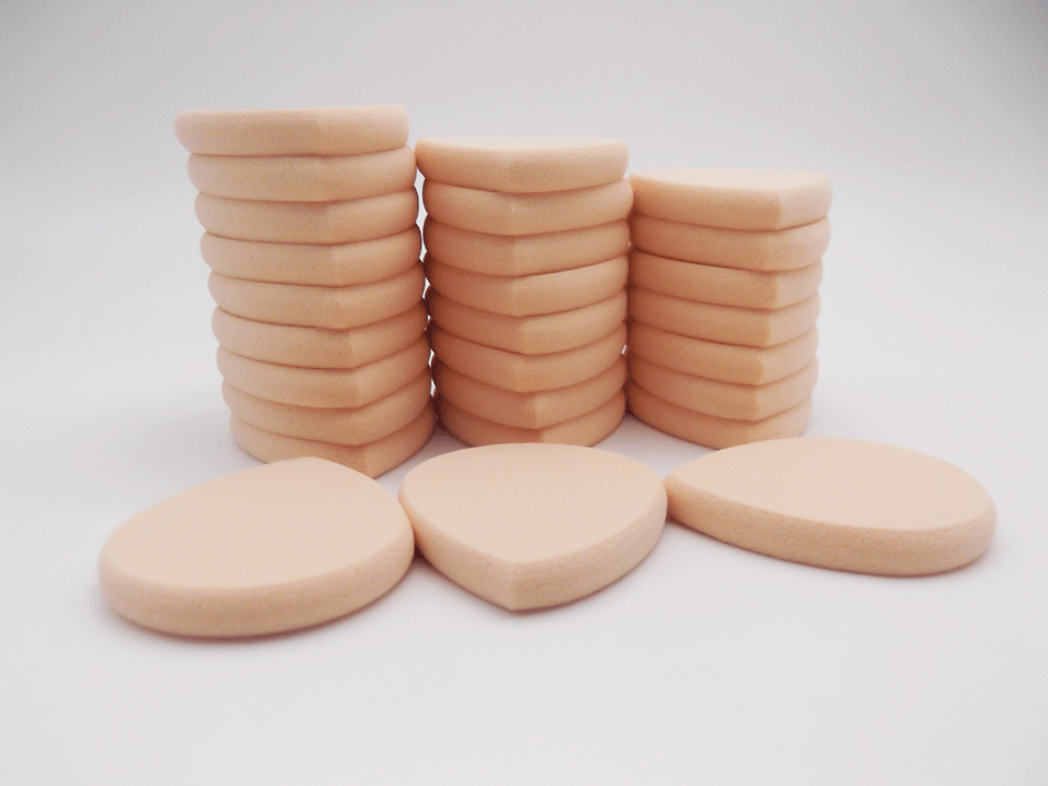 化粧用具の東京パフTOPページ お買得品 カテゴリページ 業務用・使い捨て・消耗品 カテゴリページ ファンデーション用スポンジ カテゴリページ フェイスパウダー用パフ カテゴリページ 環境対応・開発品 カテゴリページ よくあるご質問はこちら スポンジの硬度について 全ての商品はこちら その他のコンパクト用スポンジはこちらをご覧ください ファンデーション用スポンジ全般はこちらをご覧ください 【数量限定・日本製・業務用】化粧用スポンジパフ27個入56mm X 46mm X 厚み8mmカラー：薄茶系　個包装なし硬度 FP44°(F-365) 安心の日本製。業務用にもご自宅用にもたっぷり使える、化粧用スポンジパフ27個入です。 程よく弾力のある硬度FP44°で、ファンデーションやパウダーがムラなく仕上がります。 水あり・水なし両用タイプで、使い勝手も抜群です。 ◆ 商品詳細 商品名： 化粧用スポンジパフ27個入　(F-365) サイズ： 縦56mm X 横46mm X 厚み8mm　しずく型 入数： 27個入り（個包装なし） カラー： 薄茶系 硬度： FP44° (参考：硬度について) 水あり・水なし： 両用 材質： NBR（合成ゴム） 原産国： 日本製 ◆ 特徴・おすすめポイント 業務用としても便利な大容量27個入り。 日本製の高品質スポンジで、なめらかな肌あたり。 各種ファンデーションに対応。 使い捨て・ディスポーザブル用途にもおすすめ。 業務用・使い捨て・ディスポーザブル・テスター用・メイクアップアーティスト・ブライダルメイク・着物着付け・美容室・エステサロン、写真館、メイクアップ教室、イベントなどプロ現場でも多数採用 コンパクトに入れて使用される場合は、お手持ちのコンパクト収納部分のサイズ（縦・横・高さ）をよくご確認ください。 ◆ お手入れ方法 スポンジは常に清潔に保ち、日陰などの冷暗所で保管してください。 汚れが気になる場合は、ぬるま湯に中性洗剤を薄め、軽く押し洗いして十分にすすいでください。 その後、しっかり陰干しし、完全に乾いてからご使用ください。 強くこすると表面が傷つくことがあります。風合いが変わった場合は新しいものに交換を。 ◆ ご使用上の注意 用途以外に使用しないでください。 お肌に異常を感じた場合は使用を中止してください。 乳幼児の手の届かない場所に保管してください。