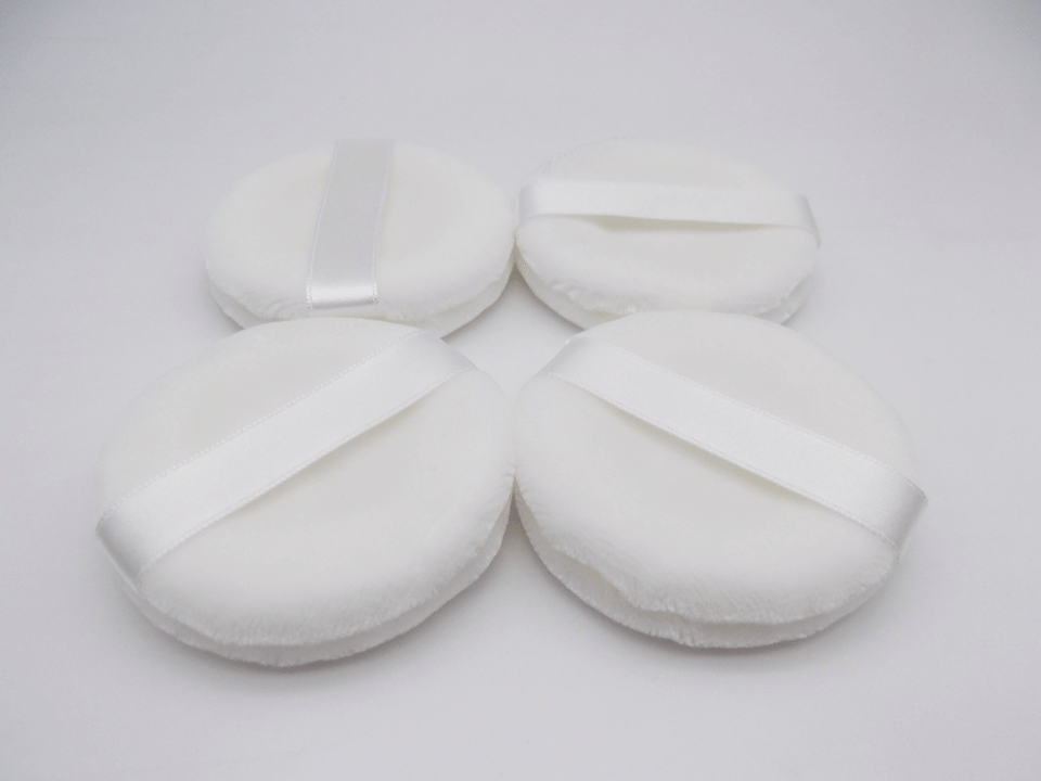 【日本製・数量限定】フェイスパウダー用パフ　4個　直径約63mm材質：ポリエステル毛丈3mm生地色：白　リボン色：白…