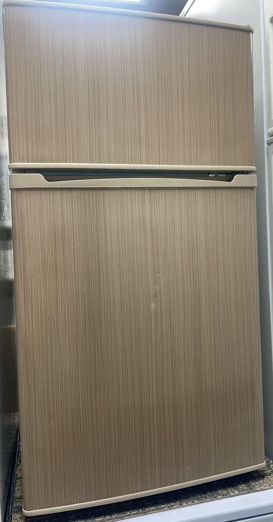 ■2025年製simplus 冷蔵庫 小型 2ドア 90L 家庭用 冷凍庫 一人暮らし オフィス 新生活 2ドア 省エネ 右開き シンプラス SP-90LD2 ウッド色 コンパクト 大容量 シンプル 温度調整可 静音 東京都23区送料無料 中古冷蔵庫 中古家電 一人暮らし 中古