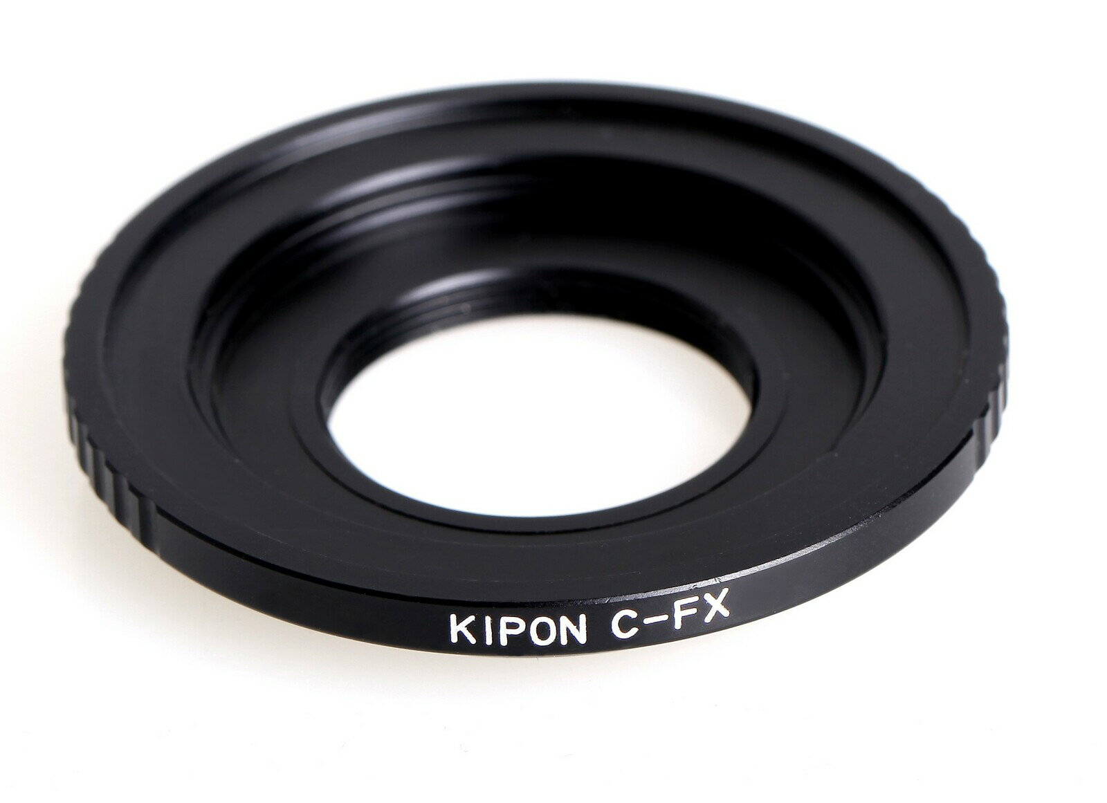 KIPON キポン Cmount-FX マウントアダプター 対応レンズ：Cマウントレンズー対応ボディ：富士フイルムXマウント 対応レンズ:シネCマウント対応カメラ:FUJIFILM Xマウント 対応レンズは、Cマウントレンズです対応カメラ本体は、富士フイルムXマウントのカメラです素材には上質なアルミ、真鍮を使用しており、軽くて丈夫な作りになっています後玉の大きなレンズは装着できない可能性があります「メニュー」-「セットアップ」-「レンズ無し時のレリーズ」を「許可」にしてください全てのレンズとの取り付けを保証するものではございません。レンズとの相性もございます生産ロットによりマウントアダプターのデザインが写真と異なる場合があります※お客様のモニター等の環境にて掲載写真とのお色が異なる場合がございます 2