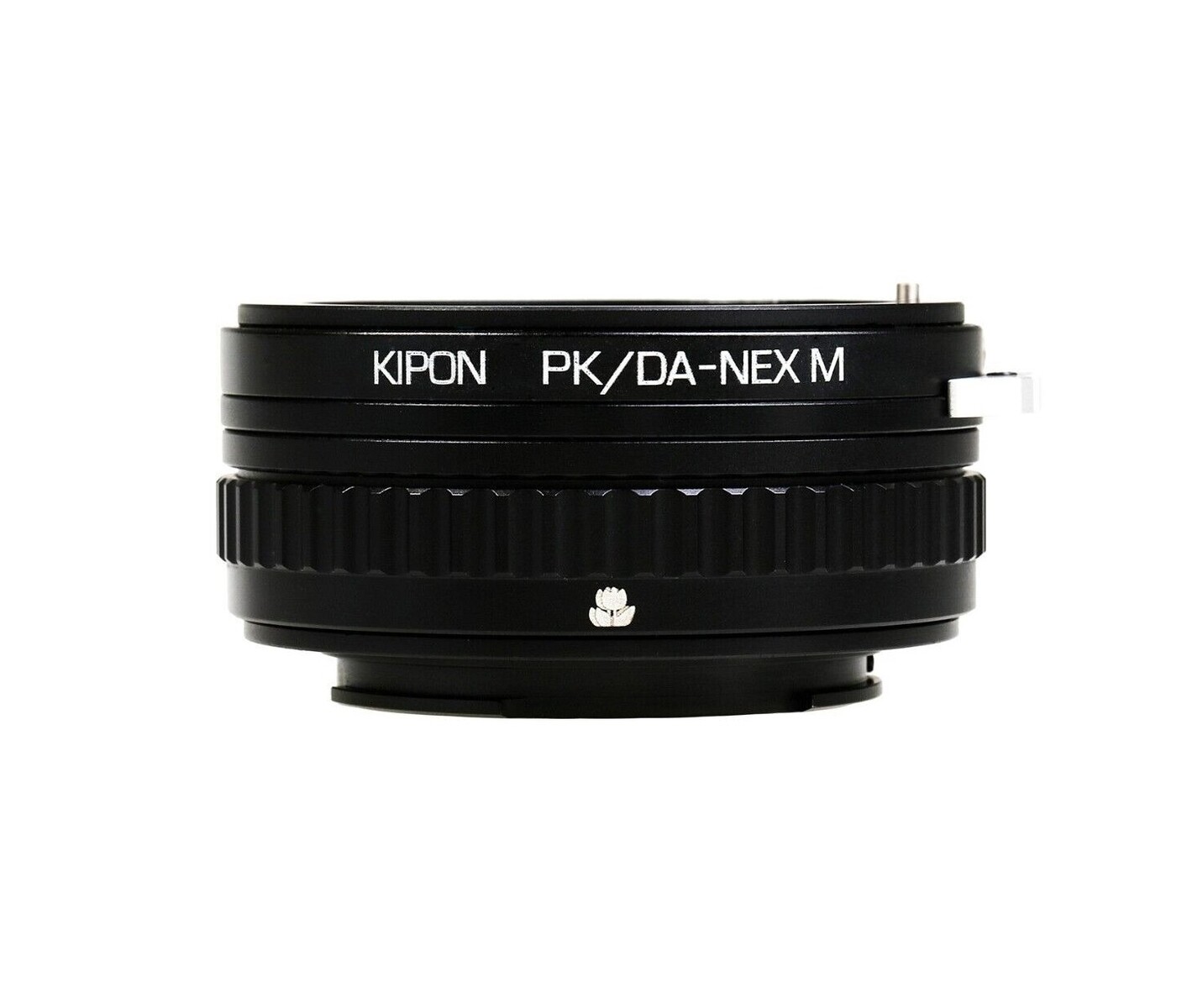 KIPON キポン PK/DA-S/E M/with helicoid マウントアダプター 対応レンズ：ペンタックスKマウント/DAシリーズマウントレンズー対応ボディ： ソニーE 対応レンズ：ペンタックスKマウント/DAマウントレンズ対応ボディ： Sony E接写撮影に必要なヘリコイドを搭載 対応レンズは、ペンタックスKマウント/DAマウントレンズ です対応カメラ本体は、ソニーEマウントのカメラです素材には上質なアルミ、真鍮を使用しており、軽くて丈夫な作りになっています接写撮影に必要なヘリコイドを搭載、より近い距離での撮影にもご使用いただけます後玉の大きなレンズは装着できない可能性があります「メニュー」-「セットアップ」-「レンズ無し時のレリーズ」を「許可」にしてください全てのレンズとの取り付けを保証するものではございません。レンズとの相性もございます※生産ロットによりマウントアダプターのデザインが写真と異なる場合があります※お客様のモニター等の環境にて掲載写真とのお色が異なる場合がございます 2