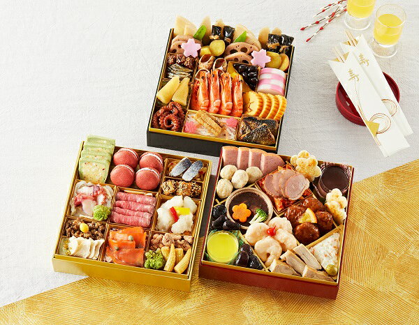 ■［一段重］竹の子含め煮／煮〆ごぼう／一口にしん昆布巻／浅漬きぬさや／煮〆れんこん／さつまいも甘露煮／花かまぼこ／金ごままぐろ角煮／田作り／味付ばい貝／栗きんとん／丹波黒ぶどう豆／紅白かまぼこ／茎わかめの塩ナムル／味付数の子／祝えび／伊達巻／たこ照焼／紅白なます／叩きごぼう／花型大根／にしん蒲焼［二段重］彩り野菜とチーズのテリーヌ／フランボワーズマカロン／中華くらげ／にしん甘酢漬／紅はるかのごままぶし／エスニックライムサラダ／たこの甘酢マリネ／ローストビーフ／オニオンマリネ／白身魚のエスカベッシュ／黄パプリカ甘酢漬／赤パプリカ甘酢漬／牛カルビ炭火焼／銀杏／蒸し鶏のピスタチオクリームソース／いか軟骨マリネ／スモークサーモン／シナモンくるみ／ヤングコーン旨煮／ロマネスコカリフラワー浅漬［三段重］ボロニアソーセージ／鶏つくね／ショコラムース／チーズ入り焼かまぼこ／ペンネポモドーロ／合鴨スモーク／国産牛のビーフシチュー／浅漬けブロッコリー／ミニデミグラスハンバーグ／ネーブルオレンジシラップ漬／海老マヨソース／ドロップペッパー／レアチーズムース／紫花豆使用珈琲花豆／ポテトサラダ／グリーンオリーブ／鶏の塩麹焼■紙お重■祝い箸（5膳）付き■［三段重］215×215×42mm×3段/4〜5人前/■消費期限：冷蔵にて2027/1/2(土)■伝統的ないわれのある食材を使った伝統の重、晩酌のおともにぴったりなオードブルの重とお子様が楽しめるお肉料理やデザートなどが入ったつどいの重を使った、親子三世代で楽しめる一家団欒おせちです。■承り締切日：12月26日（土）17時まで■店頭お渡し日：12月31日（木）　※お渡し時間：10時〜19時まで■東急ストア店頭でのお受け取り専用商品です。■写真はイメージです。