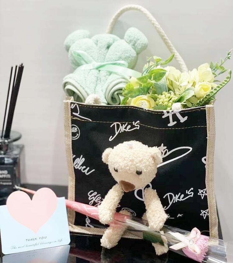 母の日ギフトセットお誕生日ギフト　クマちゃんぬいぐるみ付トートバッグ 今人気のマイクロファイバータオル　造花　クマタオル　タオルベア　メッセージカード付　カーネーション花付　母の日　父の日　お中元　敬老日ゴージャスセット　スペシャルギフト
