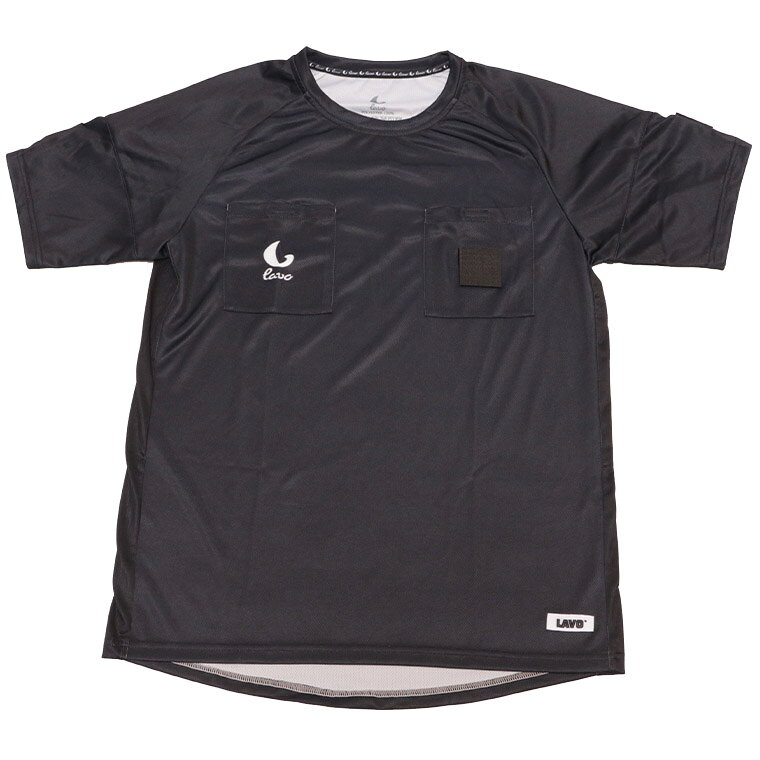 Refree Wear ピッチ上でもスマートな立ち姿を約束する、洗練されたミニマルデザインと ジャッジに集中できるストレスフリーな着心地。 優れた通気性とシルエットの美しさが審判としての格を上げ、 白熱するゲームの中でも毅然とした存在感を与えること間違いなし。 【SIZE】 L:身丈71、身幅53、桁丈45、袖丈21.5 2L:身丈74、身幅56、桁丈48、袖丈22.5 ※単位：cm 素材：ポリエステル100％Refree Wear ピッチ上でもスマートな立ち姿を約束する、洗練されたミニマルデザインと ジャッジに集中できるストレスフリーな着心地。 優れた通気性とシルエットの美しさが審判としての格を上げ、 白熱するゲームの中でも毅然とした存在感を与えること間違いなし。 【SIZE】 L:身丈71、身幅53、桁丈45、袖丈21.5 2L:身丈74、身幅56、桁丈48、袖丈22.5 ※単位：cm 素材：ポリエステル100％