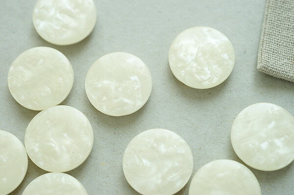 葉っぱ柄 丸い ボタン 直径20mm 単位1個 クリーム色