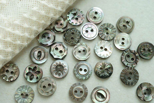 素敵な　貝ボタン　単位一個 　11mm11.5mm　黒蝶貝　＜S- Z＞