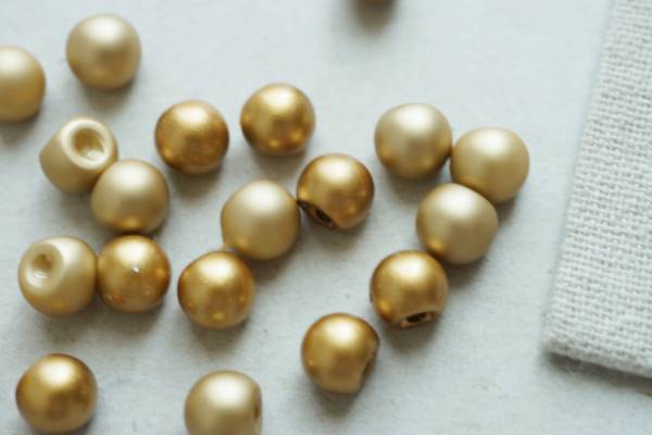 素材 プラスチック樹脂 サイズ 直径 7‐8mm 商品説明 >数量1＝1個、2＝2個になります。 ※画像では100%同じお色を表現することができません。できる限り近いお色になるよう心がけてはおりますが、お色のイメージが異なる場合での交換返品は承ることができません。 ※直接のアイロンはお避け下さい。