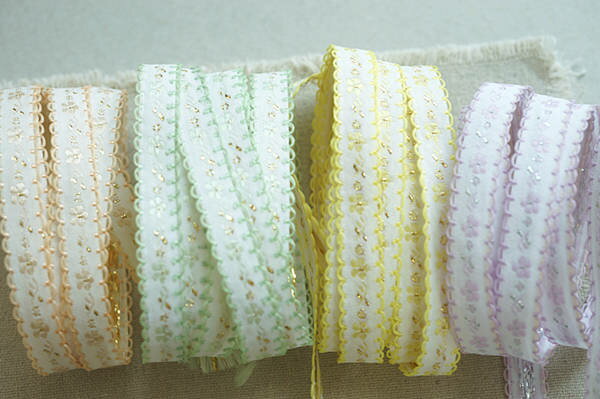 金糸入り　小花　刺繍テープ　チロリアンテープ　幅11mm　単位90cm　全四色