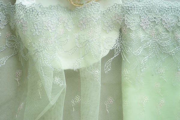 ミックス色刺繍　リボン　花　チュールレース　最大幅220mm　単位50cm　＜網-ライトグリーン＞