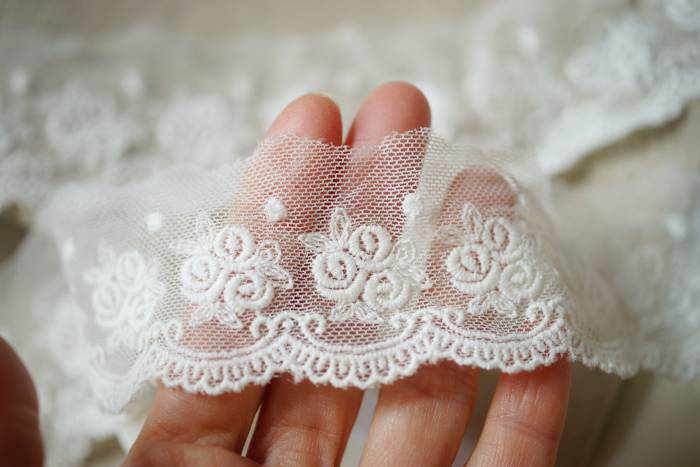 Rakuten - 薔薇　綿糸刺繍　チュールレース　縦幅43mm　単位1m　オフホワイト