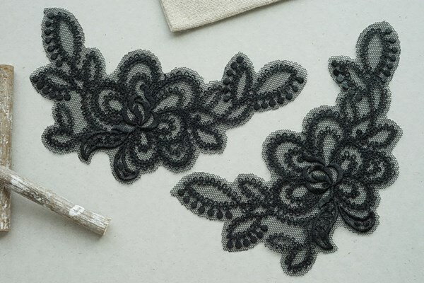 光沢感　刺繍　透明感　レースモチーフ　単位一枚　ブラック