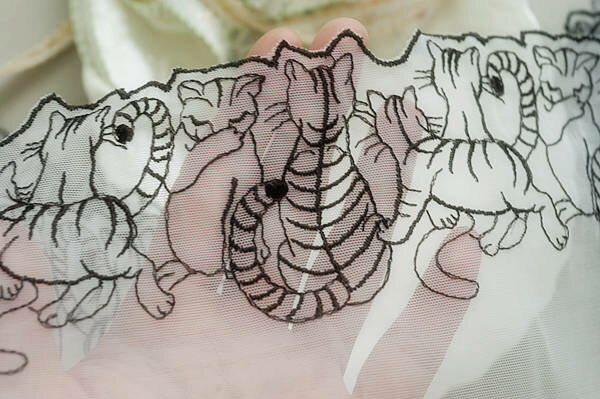 ネコ　猫　刺繍　チュールレース　幅150mm　単位50cm　＜ホワイトxダークブラウン＞