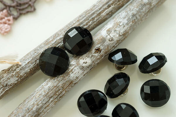 クリスタル風　丸い　アクリル　ボタン　単位1個　黒