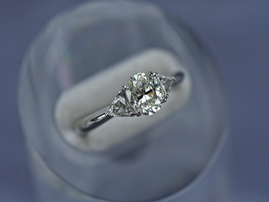 Pt900 ファッションリング スリーストーンデザイン D1.035ct D0.24ct サイズ12号 【中古】