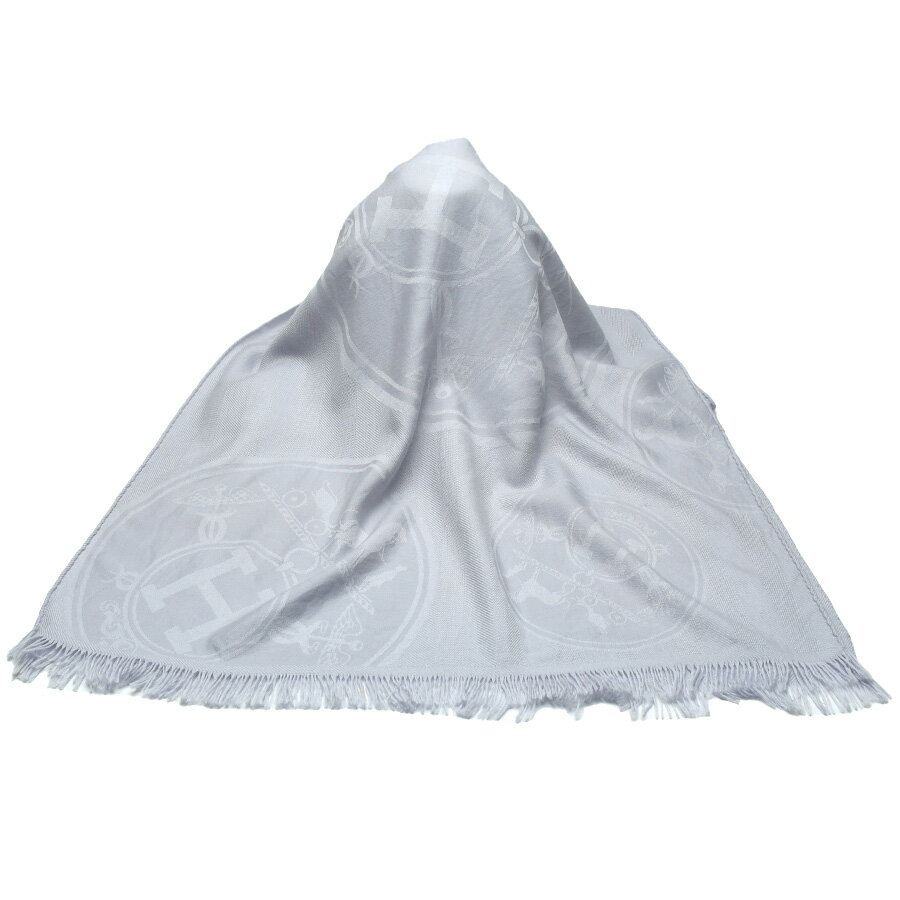 【SUNREV】 エルメス HERMES ストール 大判 ショール ニューリブリス カシミヤ シルク ライト グレー Hロゴ 馬車 フリンジ マフラー アパレル 小物 レディース 【中古】のサムネイル