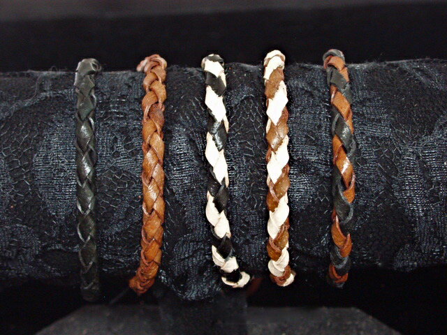 ◆Angelina◆革ブレス編み込みブレスレット/MB-1203【メール便可】 ブランド Angelina サイズ 【サイズ】 　・全長約16センチ　幅0.5センチ　 　・ひも12センチ 素材・規格 【素材】 　・ニッケル　 　・ロジウムメ...