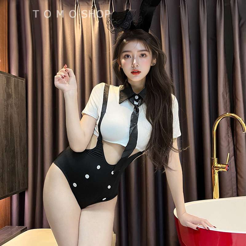 即日出荷!商品名は衣類で、中身がわからない梱包でお届け！ セクシーなバニーガールコスプレ衣装は、イベントや仮装パーティーで注目を集めること間違いなしの一品です。 このセットには、花柄レースが添えられた猫耳カチューシャが含まれており、ワイヤー入りで形を自由に調整できます。サスペンダー付きのハイレグパンツと、へそ出しの半袖トップスがセットになっており、黒色と白色のコントラストがスタイリッシュな印象を与えます。大人の女性向けにデザインされたこの衣装は、ハロウィンや特別なイベントでの仮装に最適です。上品でありながらセクシーなデザインが特徴で、着用者の魅力を引き立てます。 セット内容： 兔耳カチューシャ、ネクタイ、上着、サスペンダー一体パンツ Mサイズ（約cm）トップ：バスト~82対応、前ボタン仕様パンツ：総丈57、ウエスト～72対応 ・ストレッチあり ・ホワイト色*ブラック色 ・素材：ポリエステル ※注意事項：入荷のタイミングにより、仕様が若干変更する場合があります。 ・色合いはモニター環境により若干の誤差が出ます。 ・実寸はメジャー採寸の為、若干の誤差が生じる場合があります。 ・海外生産の為、縫製に僅かなホツレ、キズ、汚れがある場合がございますので、予めご了承下さい。 ・納品後の、画像・色・花柄・サイズ違い等のイメージ違いのキャンセルや返品はお受け致し兼ねます。 ・この商品は複数の店舗でも販売しております。在庫数の更新は随時行っておりますが、お買い上げいただいた商品が、品切れになってしまうこともございます。 その場合、お客様には必ず連絡をいたしますが、万が一入荷予定がない場合は、キャンセルさせていただく場合もございますことをあらかじめご了承ください。 関連商品はこちら ヒョウ柄 豹 セクシー コスチューム セット アニマル カチューシャ 女豹 レオパード 猫耳 黒猫 ネコ耳 黒色 バニー衣装 レディース ボンテージ マイクロミニ レオタード ハロウィン仮装 制服 ワンピース バニー衣装 バニーガール服 猫女 猫 ねこ ネコ 猫耳カチューシャ バニードレス バニーコスプレ アニマルコスプレ アニマル衣装 ワンピースワイプ 上下セット 半袖 ノースリーブ セクシー コスプレ 制服 コスプレ アニメ コスプレ 衣装 ハロウィン コスプレ制服 コスプレ 兔耳 うさみみ うさぎ ミミ 黒猫 ネコ 猫 キャット アニマル衣装 イベント ハロウィンパーティー ブラック キャットガール セクシー ハロウィンコスチューム こすぷれ ハロウィン 仮装 制服コスプレ ハロウィンコスプレ 通販 かわいい 可愛い リボンタイ 衣装　アニメ アイドル イベント 余興 仮装 大人 ステージ 衣装 舞台衣装 動物耳 なりきり 仮装小物 けもの けもみみ バニーガールマスク ヘアアクセサリー アニマル うさぎ耳 仮面 兔耳 みみ 兎さ 仮装 バニー衣装 パーティー コスチューム ハロウィン コスプレ アクセサリー パーティーグッズ ハロウィン衣装 女性 大人用 ハロウィン 仮装 セクシーコスチューム コスプレ衣装 可愛い かわいい かっこいい 変装グッズ ハローウィン ハロウィーン レディース 女性用 大人用 おとな用 ステージ衣装 ダンス お家遊び 家 遊び 室内 遊び着イベント パーティー コスプレ衣装 セクシーコスチューム ハロウィン ダンス 忘年会 新年会 余興 仮装 衣装 衣裳 SNS インスタ映え コスプレ小物 おもしろ雑貨 動物コスプレ 小道具 なりきり 変身 変装 仮装　 halloween Cat Hair 贈り物 プレゼント 誕生日 バレンタイン ホワイトデー 宴会 飲み会 忘年会 新年会 歓迎会