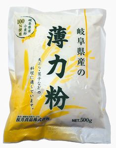 商品名 岐阜県産 薄力粉 容　量 500g 原材料 キタノカオリ・ハルノアケボノ・春よ恋（北海道産） 商品説明 岐阜県産小麦100％　ほのかな甘みが特徴の薄力小麦粉　料理やお菓子の材料に ■粘りの少ない粉なので料理が軽く仕上がる ■タンパク質が少ないので、天ぷらの衣やお菓子作りに向いている 賞味期限 開封前賞味期限：常温で6ヶ月 保存方法 直射日光・高温多湿を避けて保存して下さい。 メーカー 桜井食品 広告文責 株式会社アリス　03-3856-5222