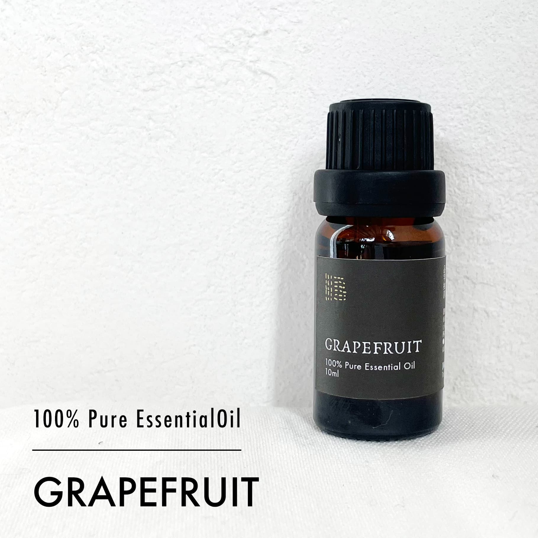 Grapefruit - White - グレープフルーツ 10ml / 100% Pure Natural 【 搾りたてのように瑞々しい、幸福感あふれるシトラス 】 弊店のグレープフルーツ精油は、果実そのままのフレッシュさを閉じ込めた上質なものを厳選しています。特有のほのかな苦みと、突き抜けるような甘酸っぱさのバランスが絶妙な、心まで明るくしてくれる「本物」の香りをお楽しみください。 私たちは2000年の創業以来、世界中のアパレルや雑貨を通じて、毎日の暮らしが少しだけ豊かになる「心地よいもの」を探し続けてきました。長年培ってきた目利きで選んだ、この前向きな活力を与えてくれる純度100％の贅沢な一滴を、自信を持って皆様の元へお届けします。 SCENT PROFILE 学名：Citrus paradisi 抽出部位：果皮 香りの強さ：★★★☆☆（瑞々しく爽やか） 特徴：果皮を圧搾して得られる、フレッシュで甘酸っぱいシトラスの香り Daily Rituals 忙しい日常のなかで、自分を整えるためのひと時。暮らしのなかのさまざまなシーンに寄り添う、精油の楽しみ方をご紹介します。 ■ 気分を明るく切り替えたい時に 落ち込んだ時や、イライラしてしまった時に。爽やかなシトラスの香りが心を解きほぐし、ポジティブな気持ちへと導きます。 ■ ダイエット中やリセットに 気分をスッキリさせたい時の強い味方。食事の前や、活動的な一日の始まりに。ハンカチに1滴落として持ち歩くのもおすすめです。 ■ キッチンや水周りのお掃除に 油汚れに強いリモネンを豊富に含みます。重曹に混ぜてキッチン掃除や、ゴミ箱の消臭に。爽やかな香りで家事も楽しくなります。 ■ 集中力を高めるデスクワークに シャープな香りが思考をクリアにし、もう一踏ん張りしたい時の活力を与えてくれます。仕事や勉強中のリフレッシュに最適です。 ■ ブレンドで広がる楽しみ 「ローズマリー」と合わせれば集中力アップに。「ラベンダー」と合わせれば、爽やかさとリラックスが調和した心地よい空間に。 -- 私たちが大切にしていること --Our Standards 01. Pure / Select 100% ピュアの力 合成香料や希釈剤は一切不使用。植物の力をそのままに、純度100%のエネルギーをお届けします。 02. Freshness 鮮度へのこだわり 精油の命である鮮度を守るため遮光瓶を採用。徹底した管理のもと、最良の状態で発送します。 03. Expert Eye 確かな目利き ショップ・オブ・ザ・マンス受賞店。プロが一点ずつ検品を行い、確かな品質のみを厳選しています。 装いも新たに。リニューアルした100%ピュア精油一覧 楽天ショップ・オブ・ザ・マンス受賞 選べる24種類！アロマスプレー選べる3本セットはこちら 品　名グレープフルーツ（ホワイト） 学　名Citrus paradisi 科　名ミカン科 抽出部位果皮 抽出方法冷圧搾法 主成分リモネン、ヌートカトン等 ノートトップノート 原産国オーストラリア ブレンド柑橘系全般、ローズマリー、ペパーミント、ラベンダー、ゼラニウム等 内容量10ml ご注意直接皮膚に塗布しないで下さい。光毒性（使用後に日光にあたるとシミ等の原因になる）があるため、肌への使用後の外出は控えて下さい。天然植物抽出のためロットにより香りに違いが生じる場合があります。 発　送メール便OK※ガラス瓶での出荷ですが、メール便配送は破損時の保証がございません。