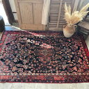 【Vintage Rug】イラン産 ラグ / HAMADAN イランで丁寧に織られた目の詰まった、しっかり厚地の大判タイプ。 濃ネイビーをベースにインディゴやピンクのコントラストが可愛すぎず素敵です。 Comment イランで丁寧に織られた目の詰まった、しっかり厚地の大判タイプ。 濃ネイビーをベースにインディゴやピンクのコントラストが可愛すぎず素敵です。 Texture イラン/ペルシャ絨毯 (Wool & Cotton ) Country Made in Iran Size 約230 ×145cm Sipping メール便不可 ご注意 手織りのヴィンテージラグは数十年前の製品となるため使用感もございます。比較的綺麗な状態のラグのみ厳選しておりますが、部分的に 糸のほつれや毛羽立ち、経年によるシミ、リペア跡等が施されている場合もございます。ヴィンテージ品の特徴としてご理解頂きました上、お買い求め頂けたましたら幸いです。現地にてクリーニング済みです。