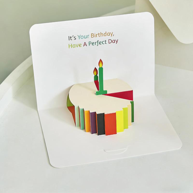 【誕生日】 メッセージカード 祝いカード グリーティングカード 3D立体折り畳み式 封筒付き ケーキ For 誕生日(ケーキ)【3D立体折り畳み式カード】3D立体グリーティングカード、折り畳みデザイン、展開するとクリエイティブなケーキになり、折りたたむと可愛らしいメッセージカードカードになります。普通のカードよりもクリエイティブで、カードを受け取った人をもっと喜ばせることができます。【クリエイティブデザイン】自社デザインしたユニークでクリエイティブな立体ケーキ/回転木馬、他の普通のカードの中でも際立っており、あなたの祝福や贈り物を他者よりも一層特別なものにできますプレゼントを受ける人に忘れられない思い出を与えることができる【十分な書くスペース】十分な書くスペース、あなたの祝福の言葉を自由に書くことができる誕生日や記念日など、思い切り祝福をカードに書いて、彼/彼女に伝えましょう【封筒付き】封筒付き、封筒を別途で購入不要、準備万端祝福の言葉を書いて、そのままにプレゼントと送ってあげます【サイズ/様式/場合】サイズ：15.5*11.5*0.2mm。様式：ケーキ。プレゼント適用場合：誕生日/記念日など。