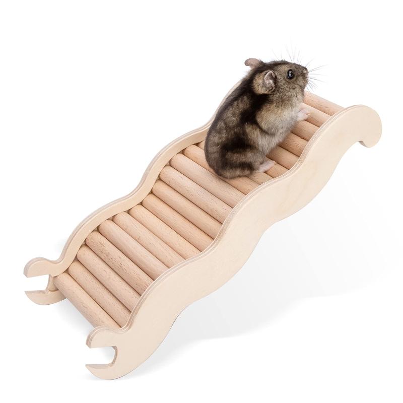 木製はしご、ハムスター、スナネズミ、その他の小動物用の登山おもちゃ (M - 21cm)安定した登りのおもちゃ - スロットのデザインはほとんどの平らな面に適しており、木製のはしごをより頑丈にします。かみごたえのあるランプ - 登り橋は白樺とブナで作られており、ペットがかむことをサポートします。スペースを広げる - より多くの可能性を探索し、毛むくじゃらの生き物の自然な本能を満たし、活力を高めます。多用途な登りのアクセサリー - はしごの両端が使用でき、チャンバーや砂浴びボックスのプラットフォームなど、より多くのペットの家具に合わせることができます。生息地のデコレーション - 可愛いペットのための理想的な家を作ります。ネズミ、ハリネズミ、ジャービル、ドワーフハムスターなどの小さなペットに最適です。サイズ：8.26 x 3.7 x 1.1 インチ（約20.1 x 9.4 x 2.8 cm）