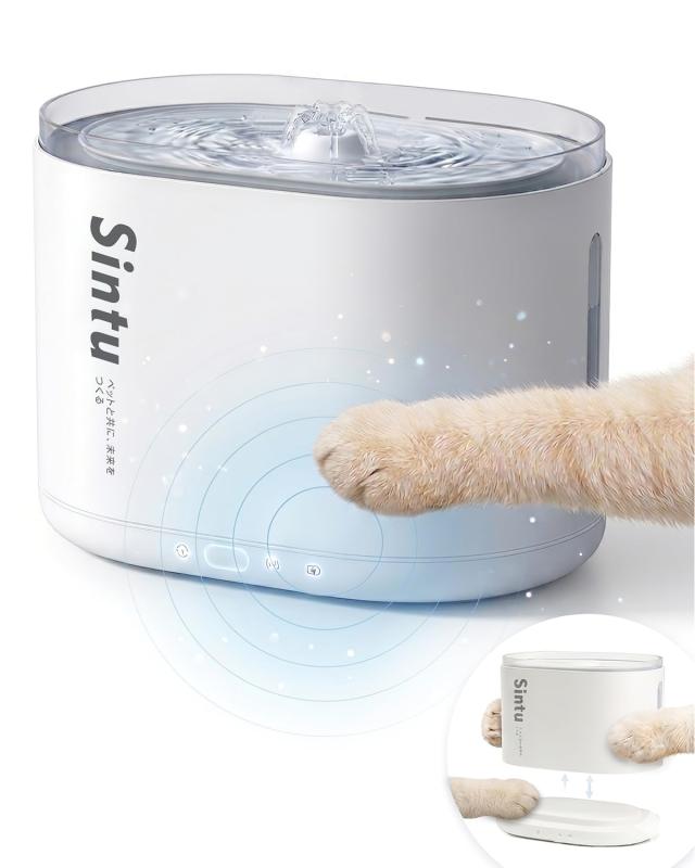 自動給水器 猫・中小型犬用 水飲み器 【センサー式×水電分離ベース構造】 漏電なし コードレスポンプ搭載 フィルター付き【コードレスポンプ搭載・コードレス設計】水と電気を分離したベース分離構造の猫&amp;中小型犬 自動給水器。水中配線を排除し、電子制御部と操作パネルをすべてベース側に配置することで感電リスクを軽減します。6000大容量バッテリー内蔵で、フル充電後は最大約35日間コードレス使用可能。電源コードがないため自由に移動でき、ペットのコード噛みの心配もなく、見た目もすっきり設置できます。【ベース分離構造・タンク丸洗い可能】ベース分離構造により、水タンクだけをサッと取り外して丸洗い可能な自動給水器。電源部を気にせずそのまま水洗いできます。タンクは角のない設計で汚れが溜まりにくく、内部は取り外し可能なポンプと差し込み式の給水チューブだけのシンプル構造。分解も簡単でお手入れもラクなので、猫のみずのみ器としていつでも清潔に使えます。【3つの給水モード・近づくと自動給水】猫は本能的に流れる水を好むと言われており、自動給水器を使うことで自然と飲水量を増やすサポートができます。(1)センサーモード：猫が近づくと自動で水が流れ、飲みたいタイミングでいつでも新鮮な水を提供します。(2)間欠モード：約30分ごとに自動で給水し、水の循環を保ちます。(3)連続モード：電源接続時のみ使用可能で、いつでも水が流れる連続給水が可能です。【4層ろ過・いつでも清潔な水】 高密度コットンフィルターがホコリなどの大きな汚れをキャッチ。ココナッツ殻活性炭とイオン交換樹脂が残留塩素や重金属、細かな不純物やニオイの原因物質をしっかりろ過し、フレッシュなお水を保ちます。水を循環させることで清潔な状態をキープし、ぬめりの発生も軽減。猫のみずのみ器として、いつでも安心して飲めるきれいなお水を保てます。フィルターは2個付属しています。【超静音設計・ほぼ無音の給水】静音ポンプを採用した自動給水器で、稼働中でも気になる動作音はほとんど。聞こえるのはやさしい水の流れる音だけ。水の落下高さも調整することで、水音をできるだけ抑えました。寝室など静かな空間でも気兼ねなく使用でき、音に敏感な猫でも気にならないレベルの静かさです。
