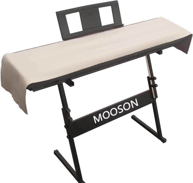 Mooson キーボードピアノカバー、デジタルピアノダストカバー、軽くて贅沢なソフトでプレミアムな表面、厚みのある電子オルガンカバーキーボードアップデートケースメント(白)【高機能素材で全方位保護】：テクノロジークロスを採用，厚手の面料は表層が革風のしっかりとした質感で耐久性に優れ、裏地の細毛が楽器表面に密着。卓越した防水・防尘性能で、ホコリや水分から楽器を万全に守ります。【極簡デザインで空間に溶け込む】：温かみのあるベージュのトーン、シンプル大方でどんな室内インテリアにも自然に馴染みます。万能搭載性により、楽器周りの雰囲気を高級感に溢れるものにします。【多用途に対応する最適サイズ】：170×30cm の寸法設計で、電子琴から竪琴まで全機種をしっかり覆うことができます、隙間からのホコリ侵入を確実に防ぎます。【MOOSON 原創設計のこだわり】：細部まで徹底的に検討された構造で、素材の選定から縫製まで一貫した品質管理を実施。長期使用でも形が崩れにくく、信頼性を担保します。​【取り扱いのしやすさに優れ】：適度な重さと柔軟性があり、敷設と取り外しがスムーズに行える。日常的な使用で手間をかけることなく、楽器の清潔を維持できます。巻いて収納できるコンパクト設計，不用のときに場所をとらず整理しやすい。厚手素材でもしっかりと巻けるため、保管時の形崩れも少なく長期使用に耐えます。