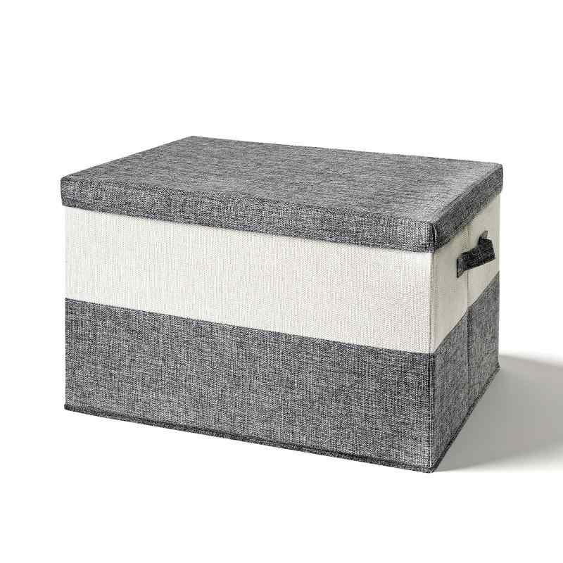 [] 収納ボックス 大容量 収納ケース 折りたたみ 蓋付き 取っ手付き 小物収納(XL/50*35*31/1個)(1)【大容量＆多用途収納】衣類・布団・おもちゃ・雑貨までしっかり収納できる大容量設計。クローゼット・押し入れ・車内収納にも最適。(2)【折りたたみ式＆省スペース】使わない時はコンパクトに折り畳み可能。省スペースで収納でき、引っ越しや季節収納にも便利。(3)【丈夫な厚手素材＆高耐荷重】高品質布製＋補強構造で型崩れしにくい。しっかり支えて長く使える収納ケース。(4)【防塵設計＆蓋付き】フタ付きでホコリや汚れを防止。衣類や布団を清潔に保管可能。(5)【取っ手付き＆持ち運び簡単】両側に取っ手付きで移動ラクラク。家庭用・オフィス・車載用にも最適。