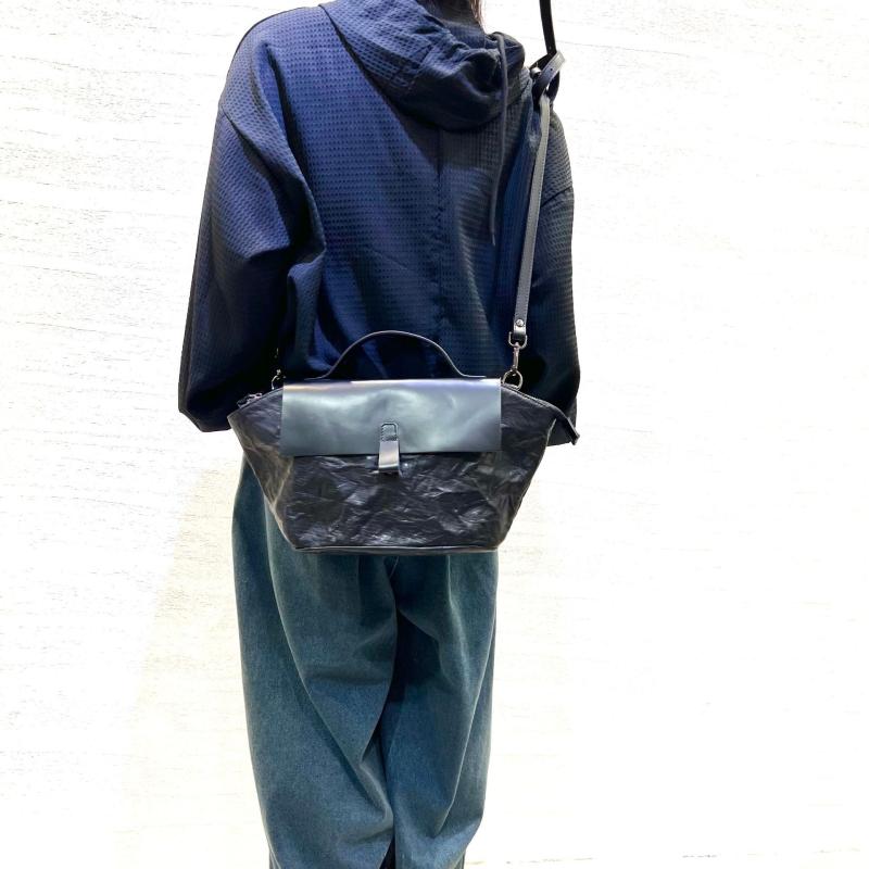 バッグ レディース 鞄 本革 レザー 植鞣革 シボ革 手提げ 肩掛け 斜めがけ ブラック 中 秋冬 日常使い