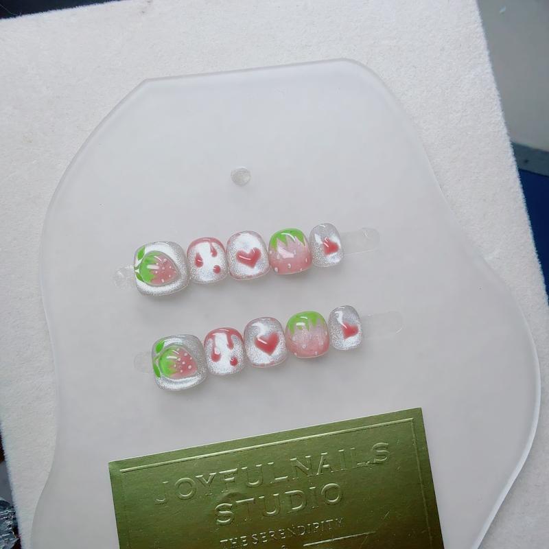 ネイルチップ キッズ 子供用 立体 ストロベリー 猫目 かわいい おしゃれ 短い 付け爪 学生 ネイル