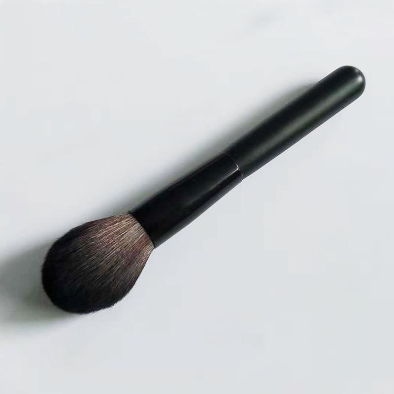 化粧ブラシ 黒色木柄 シングル 火焔型 散粉ブラシ 柔らかいナイロン毛 チークブラシ 長杆 18cm
