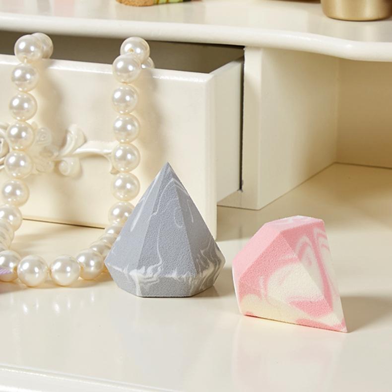 ・カテゴリ: パフ・素材: 親水性ポリウレタン・色: 灰白、粉白・形状: 不規則形・入数: 500個