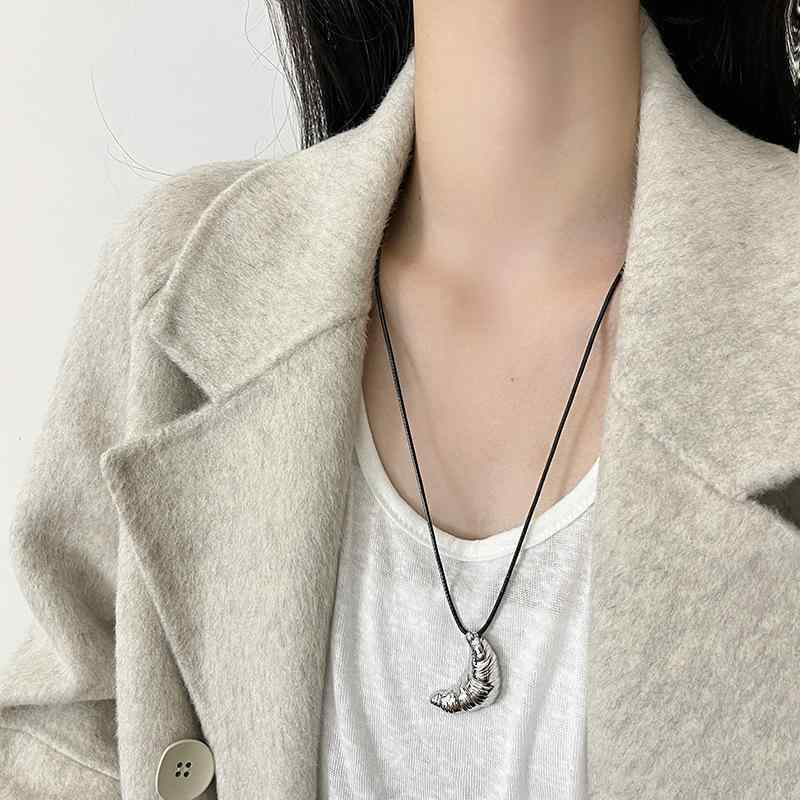 ネックレス レディース 韓国風 牛角 ペンダント 黒色 レザー ロープ ロング丈 セーターチェーン 鎖骨 ファッション小物 ペンダント チョーカー 長さ調整可能