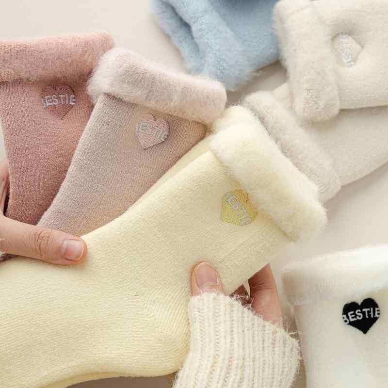 靴下 レディース 秋冬 裏起毛 刺繍入り ミドル丈ソックス 暖かい 部屋履き 床暖房対応 ブラック ホワイト ピンク系 グレー系