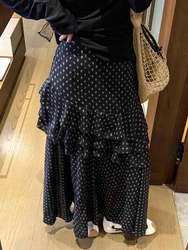 スカート レディース Aライン 魚尾スカート 膝丈 ひざ丈 ミディ丈 花柄 ギャザー フレア ポリエステル コットン混紡 ブラック 黒 ホワイト 白 春 スタイルアップ かわいい