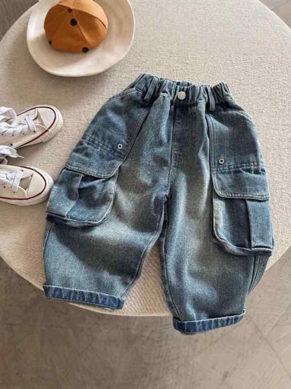 ・カテゴリ: ジーパン・スタイル: カジュアル・パンツ丈: 長ズボン・素材: 綿65%・厚さ: 普通・対象: 男の子・柄: 無地・生地加工: 柔らかい・要素: おしゃれ・ウエスト: ミドルウエスト・前立て: ゴム・色: ブルー・適用年齢: 3～8歳・適用身長: 90cm、100cm、110cm、120cm、130cm、140cm、150cm