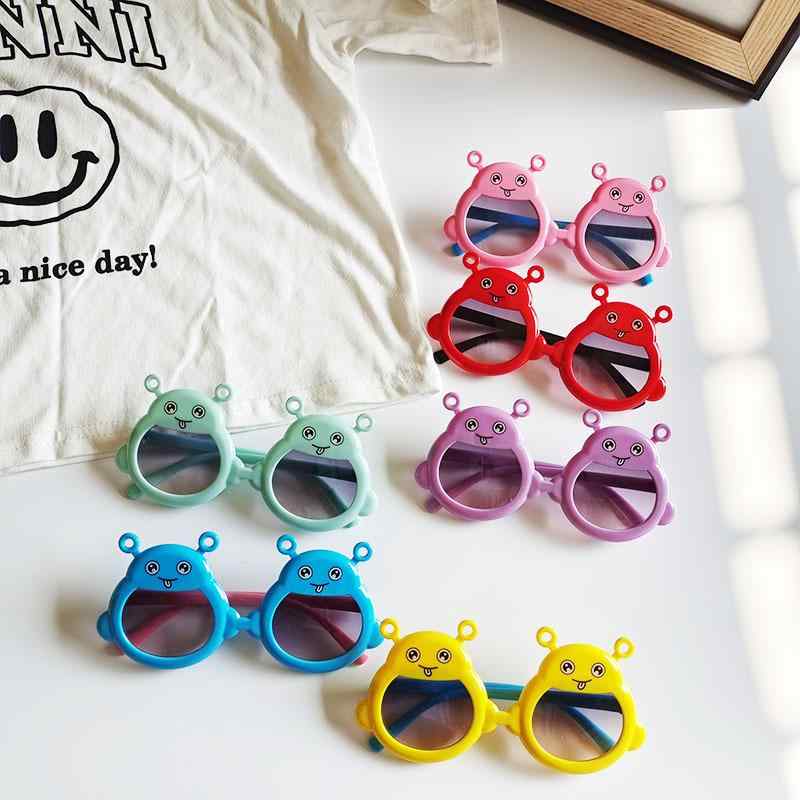 ・カテゴリ: メガネ・フレーム素材: 樹脂・レンズ素材: PC・UVカット: UV400・構造: フルリム・メガネの形状: 楕円・適用シーン: スポーツ, 運動, 日焼け防止, スキー, 登山, ビーチ, 漂流, 釣り, グライダー, 旅行, 日常, アウトドア, ランニング, フィットネス, サイクリング, パーティー・顔型: 小顔・スタイル: カートゥーン・カラー: レッド, イエロー, グリーン, ブルー, パープル, ピンク・対象: 子供・素材: プラスチック