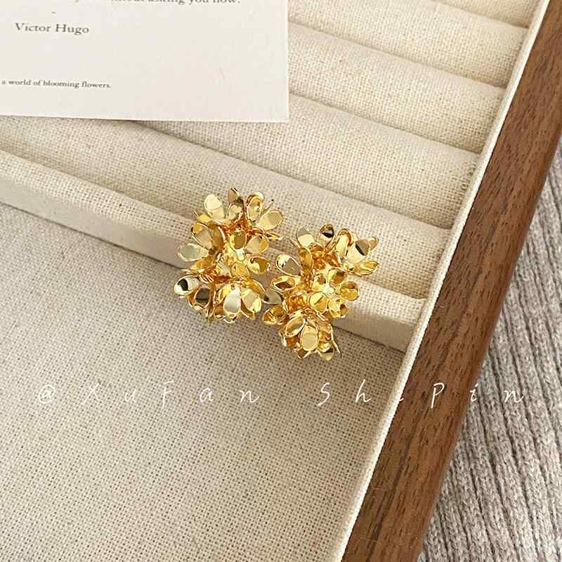 ピアス レディース 花 ゴールド フラワー 小ぶり イヤリング アレルギー対応 エレガント 上品 アクセサリー ジュエリー パーティー 結婚式 普段使い ギフト