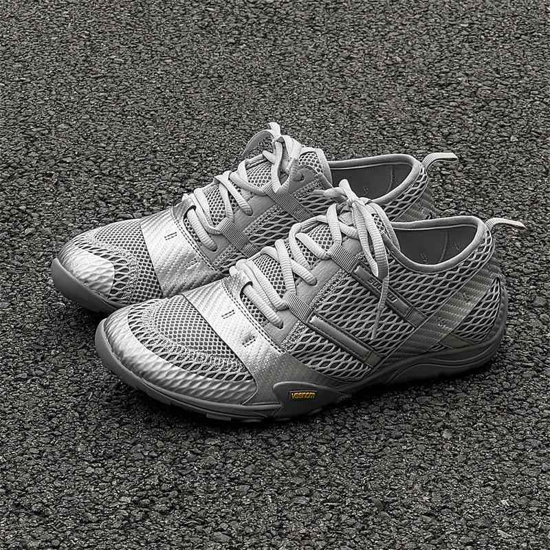 スニーカー 男女兼用 ランニングシューズ 薄底 メッシュ 通気性 スポーツ 運動靴 ローカット シルバー ..