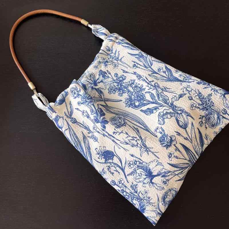 布製バッグ レディース 青花磁 帆布 ショルダーバッグ ハンドバッグ 斜めがけ 鞄 車縫線 プリント 日常..