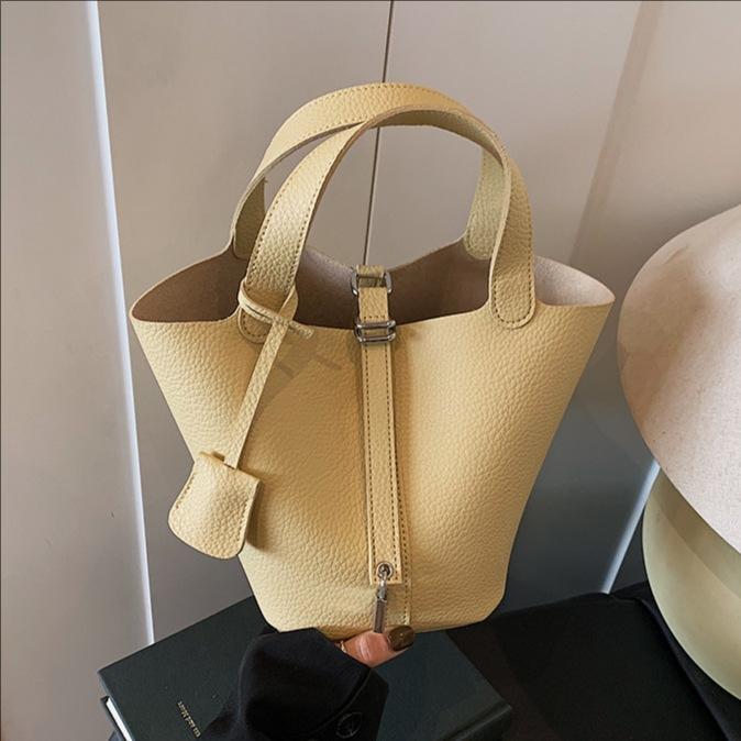 トートバッグ レディース 水桶型 鞄 大容量 レザー ライチ模様 ブラウン ブラック ブルー イエロー ピ..